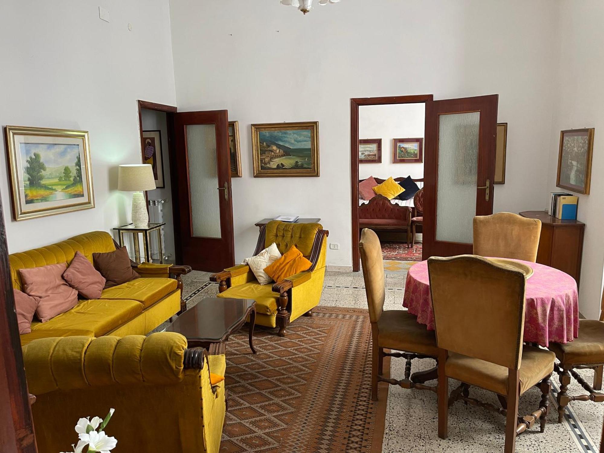Historical Maison Des Artistes In Aristocratic Xvi Century Palace Naples