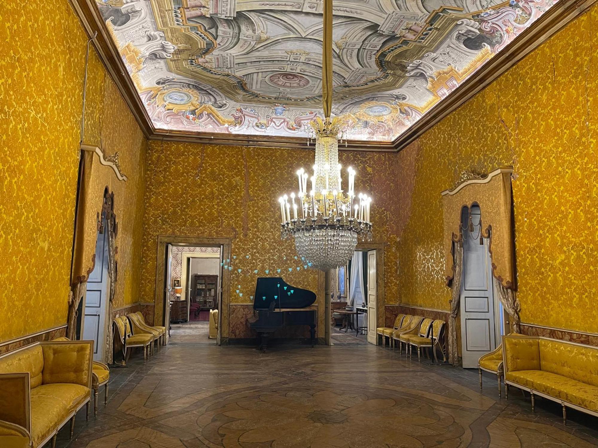 Historical Maison Des Artistes In Aristocratic Xvi Century Palace * Naples